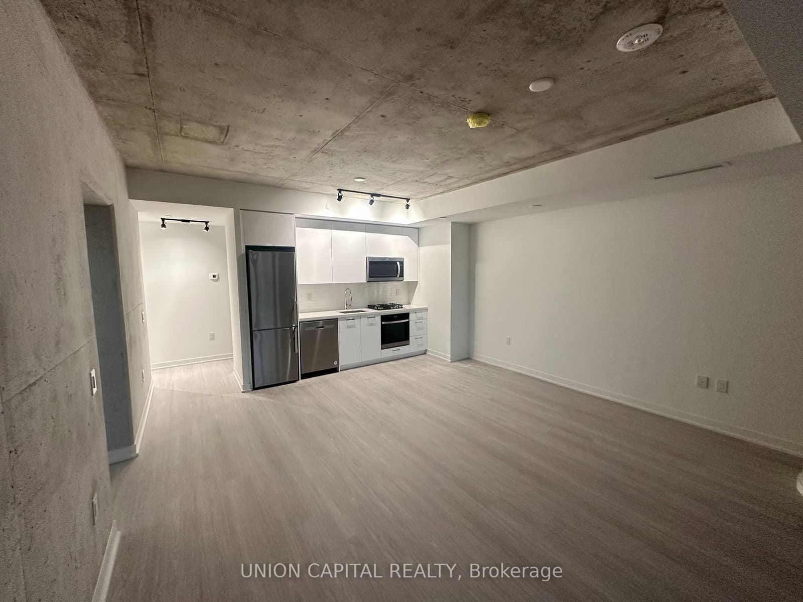 195 McCaul Street, Unit 811