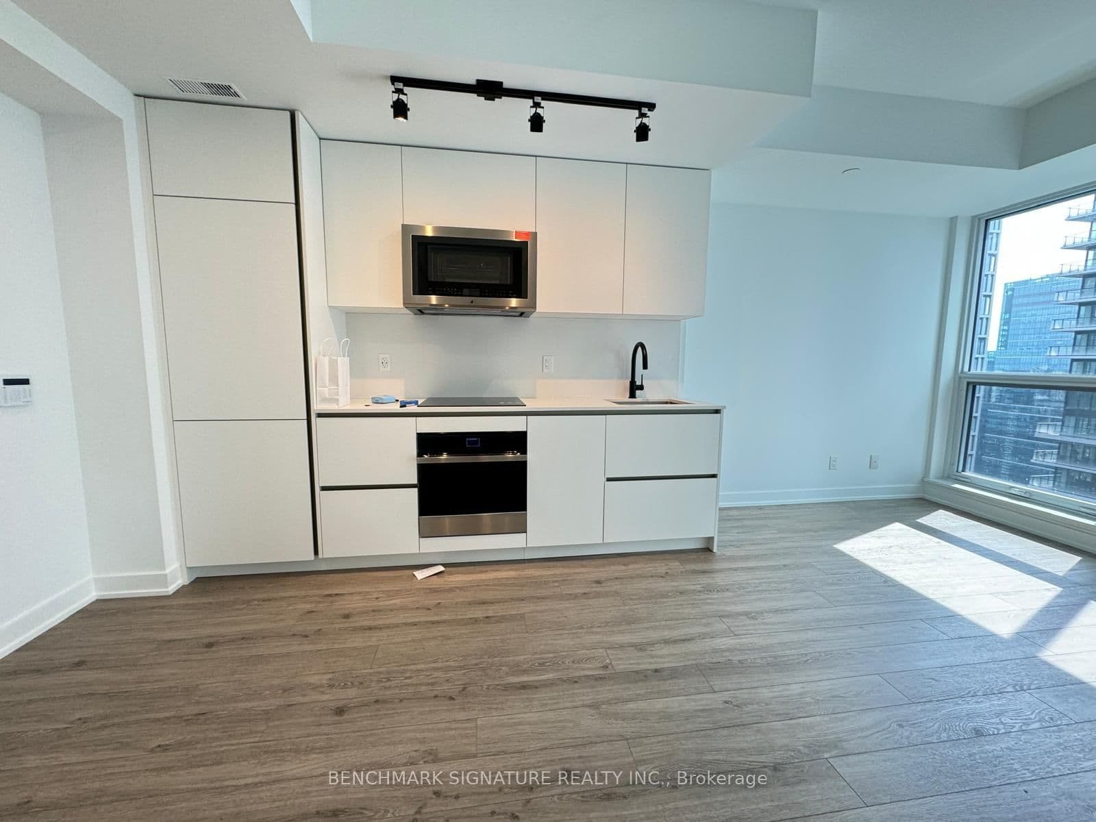 327 King Street W, Unit 3305