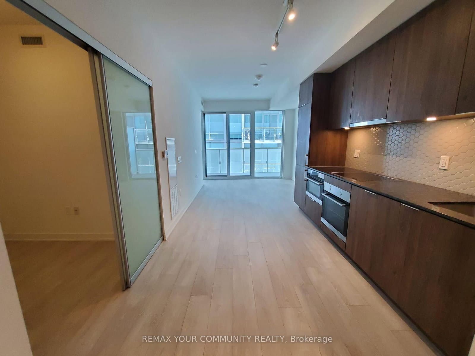 #408 - 15 Queens Quay E