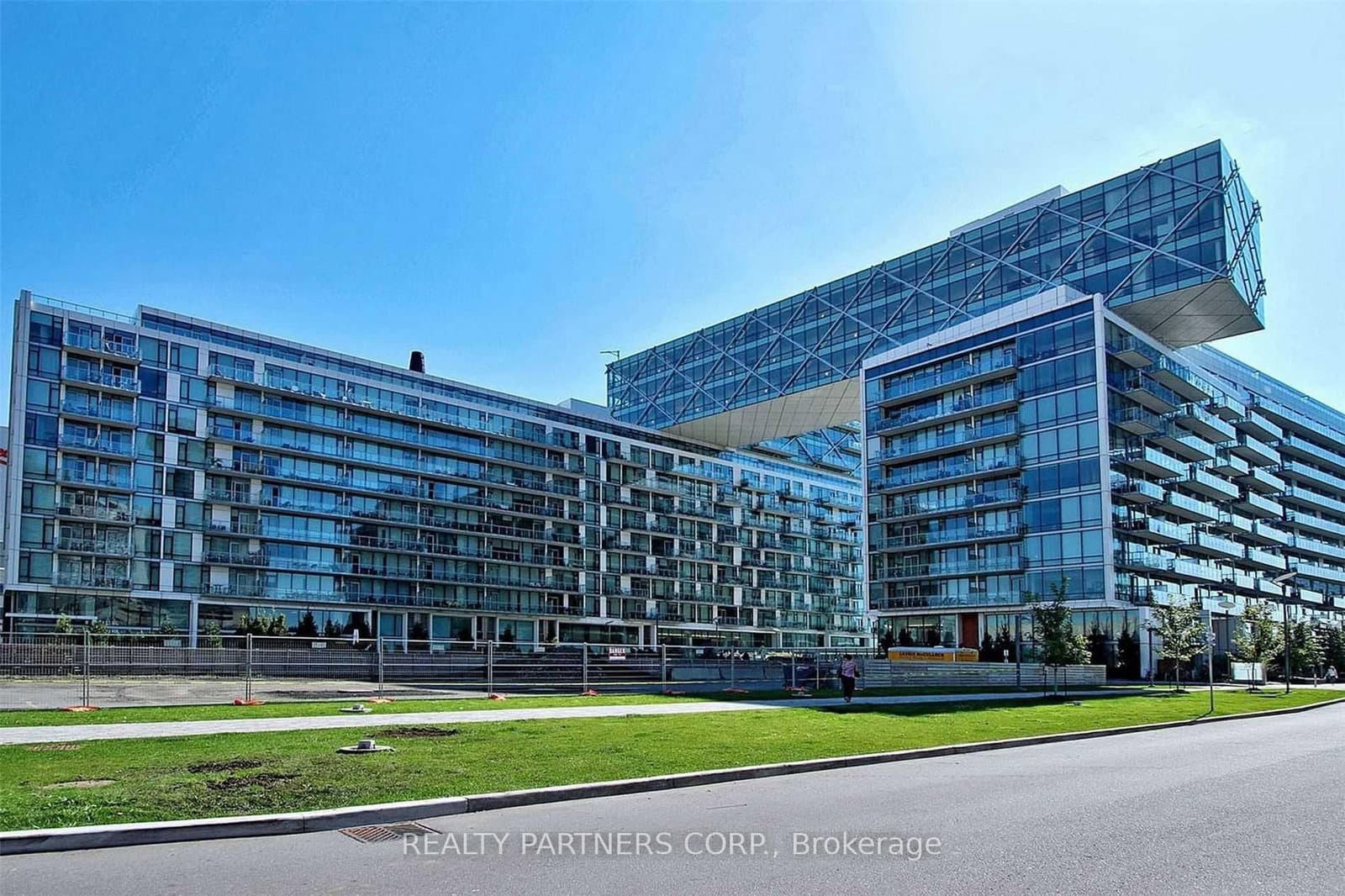 #426 - 39 Queens Quay E
