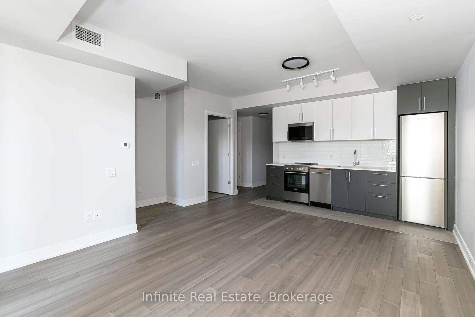 #301 - 664 Spadina Avenue