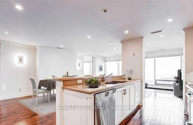 #2202 - 30 Wellington Street E