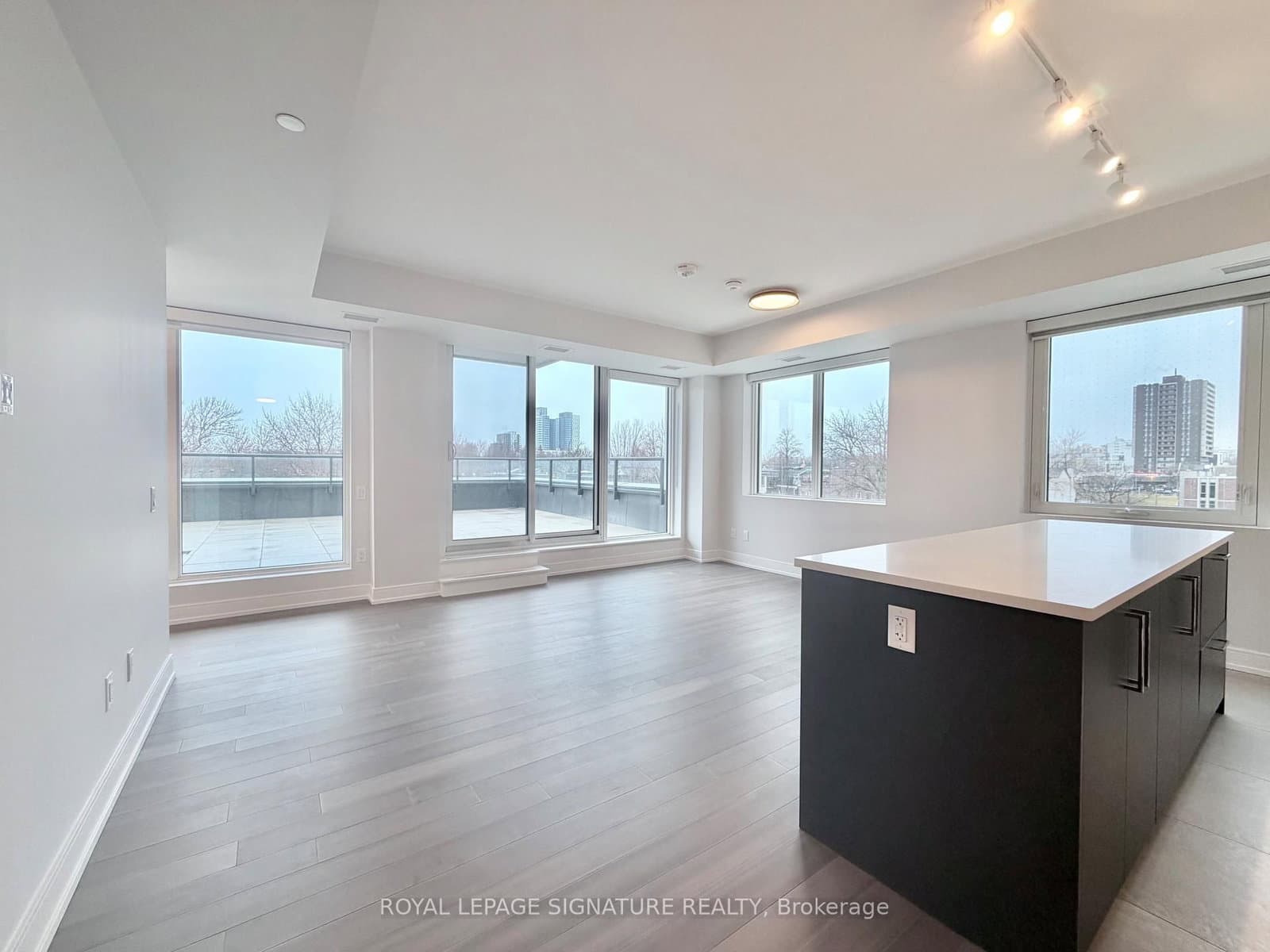 #403 - 664 Spadina Avenue
