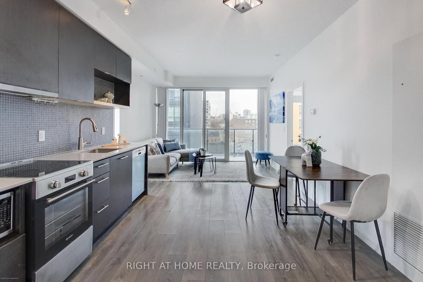 #711 - 435 Richmond Street W