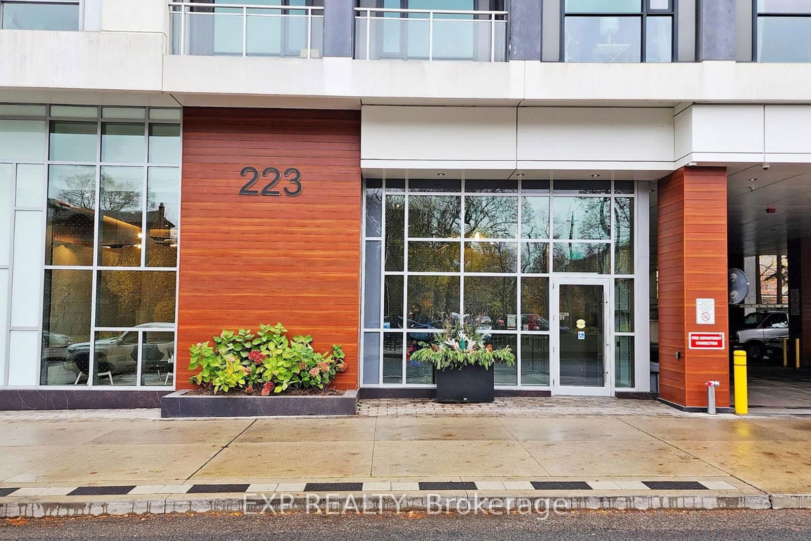 223 St Clair Avenue W
