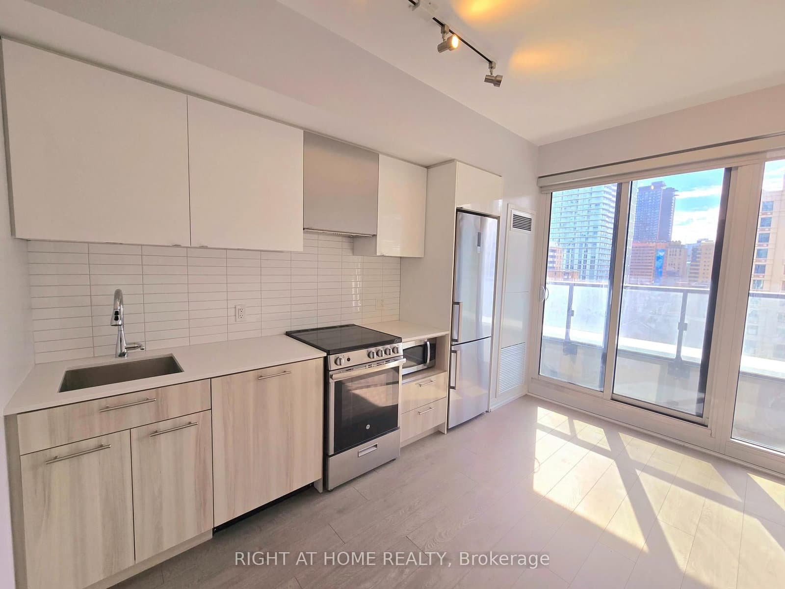 #931 - 251 Jarvis Street