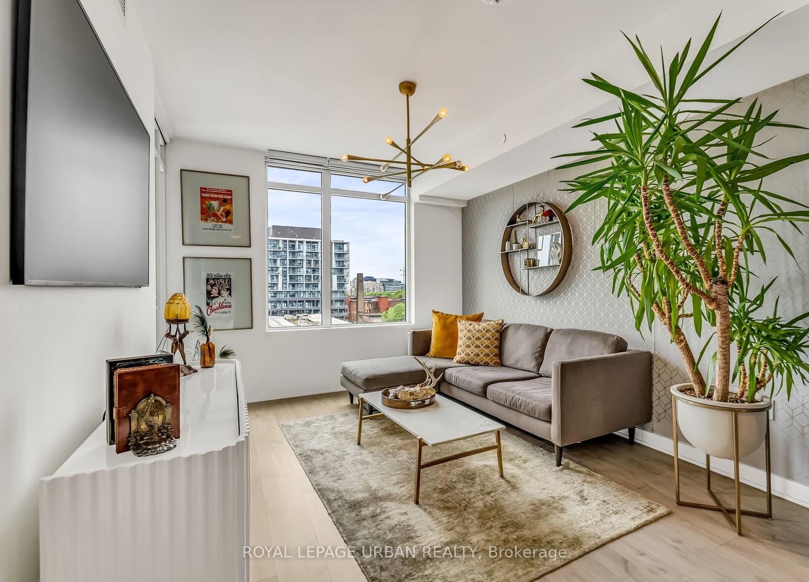 #611 - 27 Bathurst Street