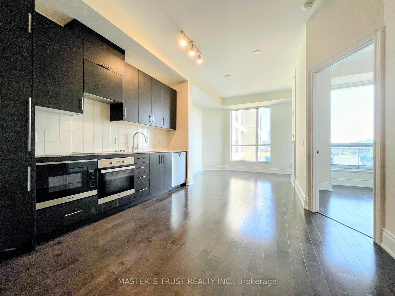 #917 - 23 Glebe Road W