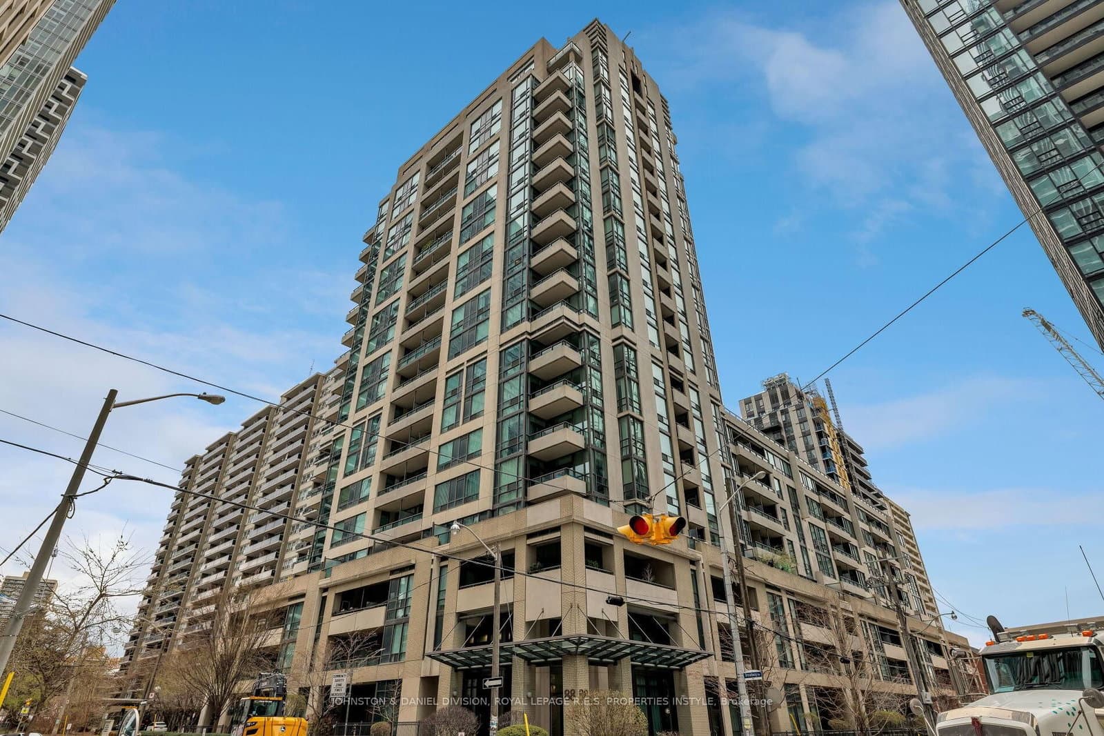88 Broadway Avenue, Unit 401