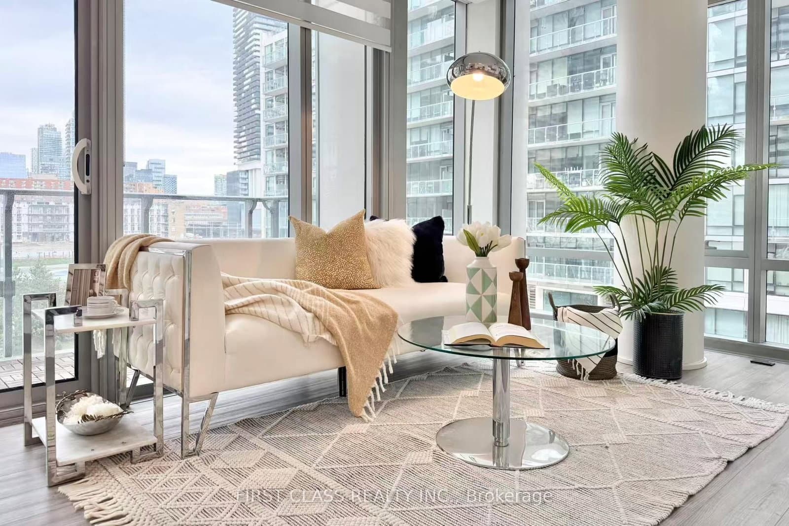 #402 - 39 Queens Quay E