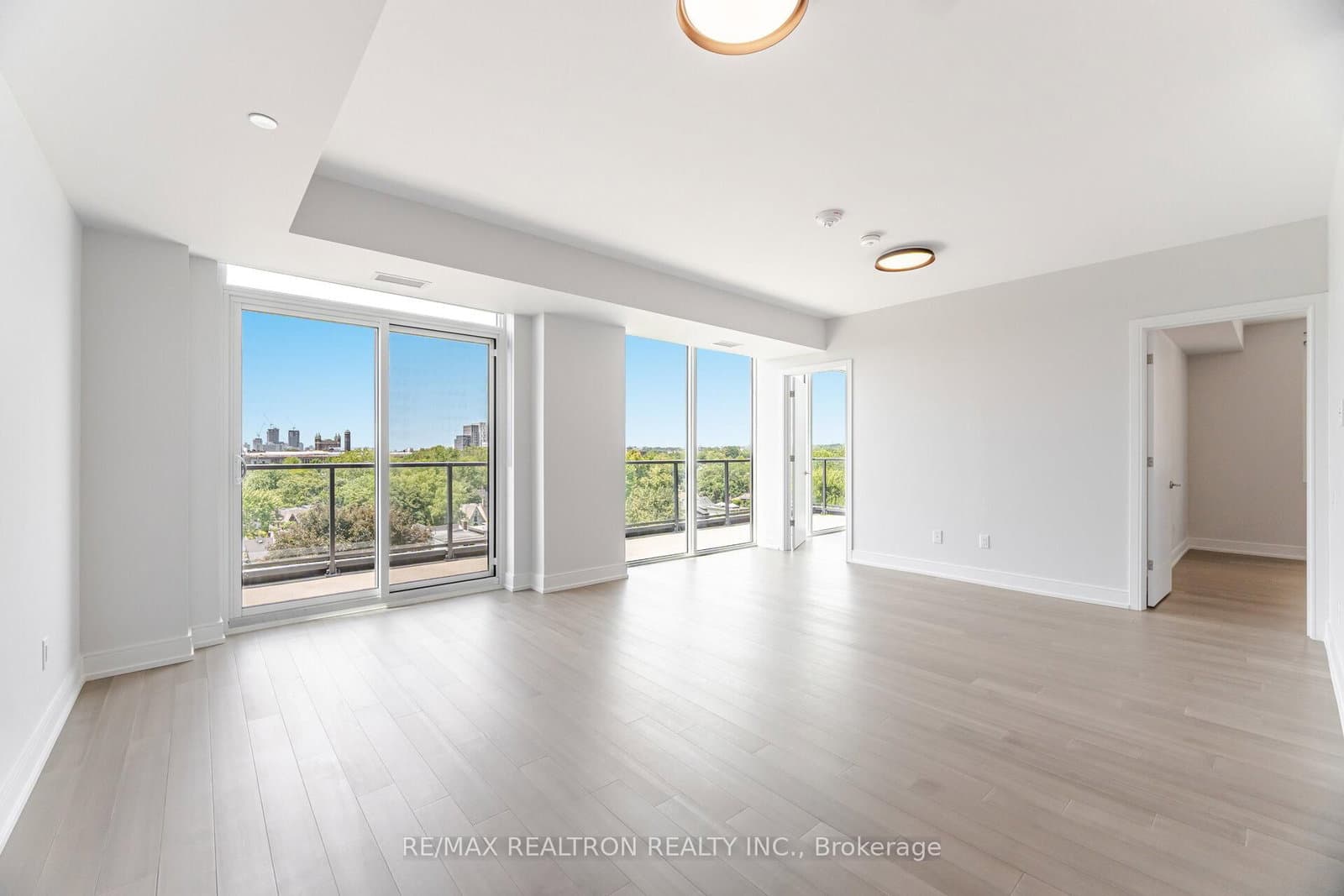 #1001 - 664 Spadina Avenue