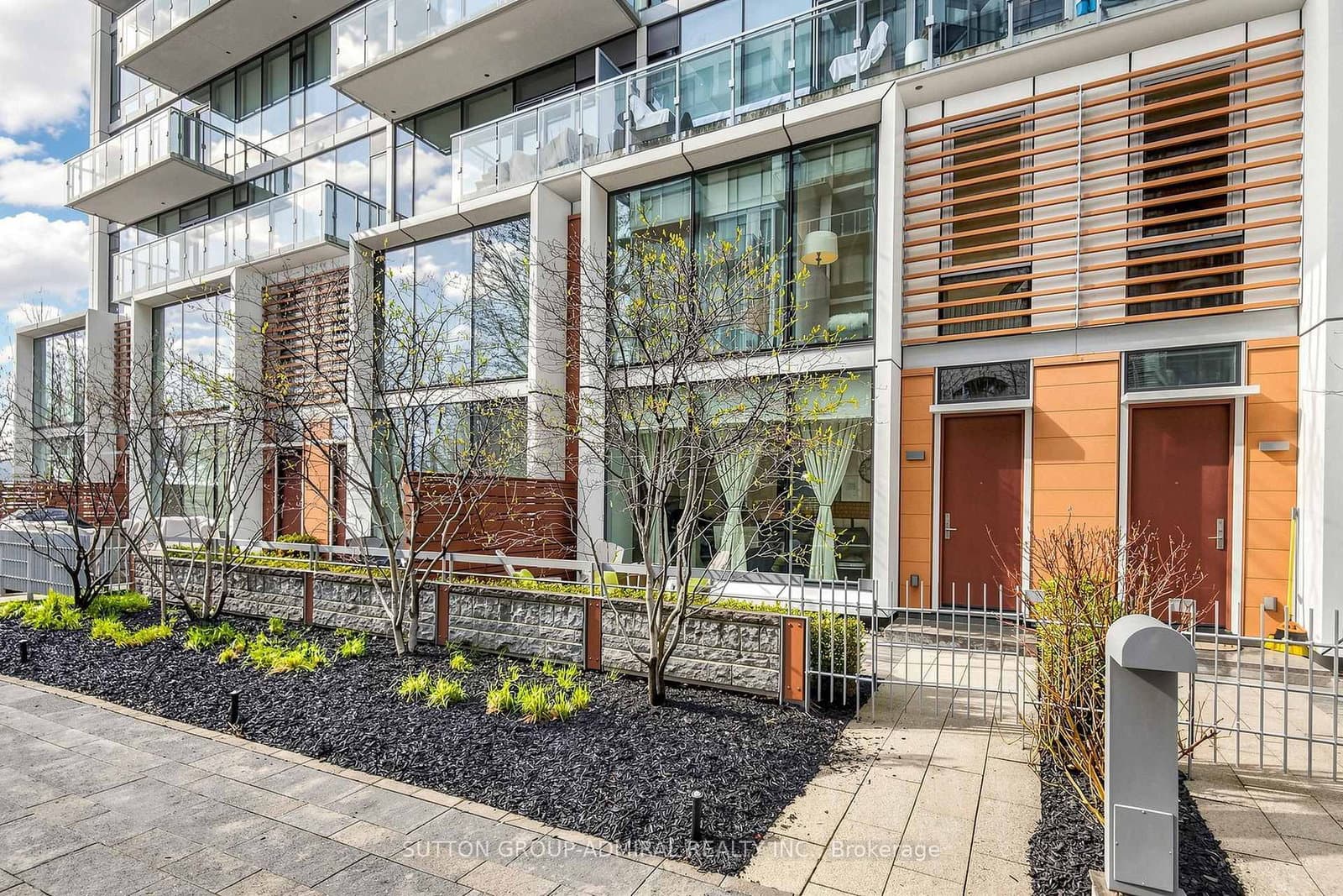 #TH115 - 39 Queens Quay E