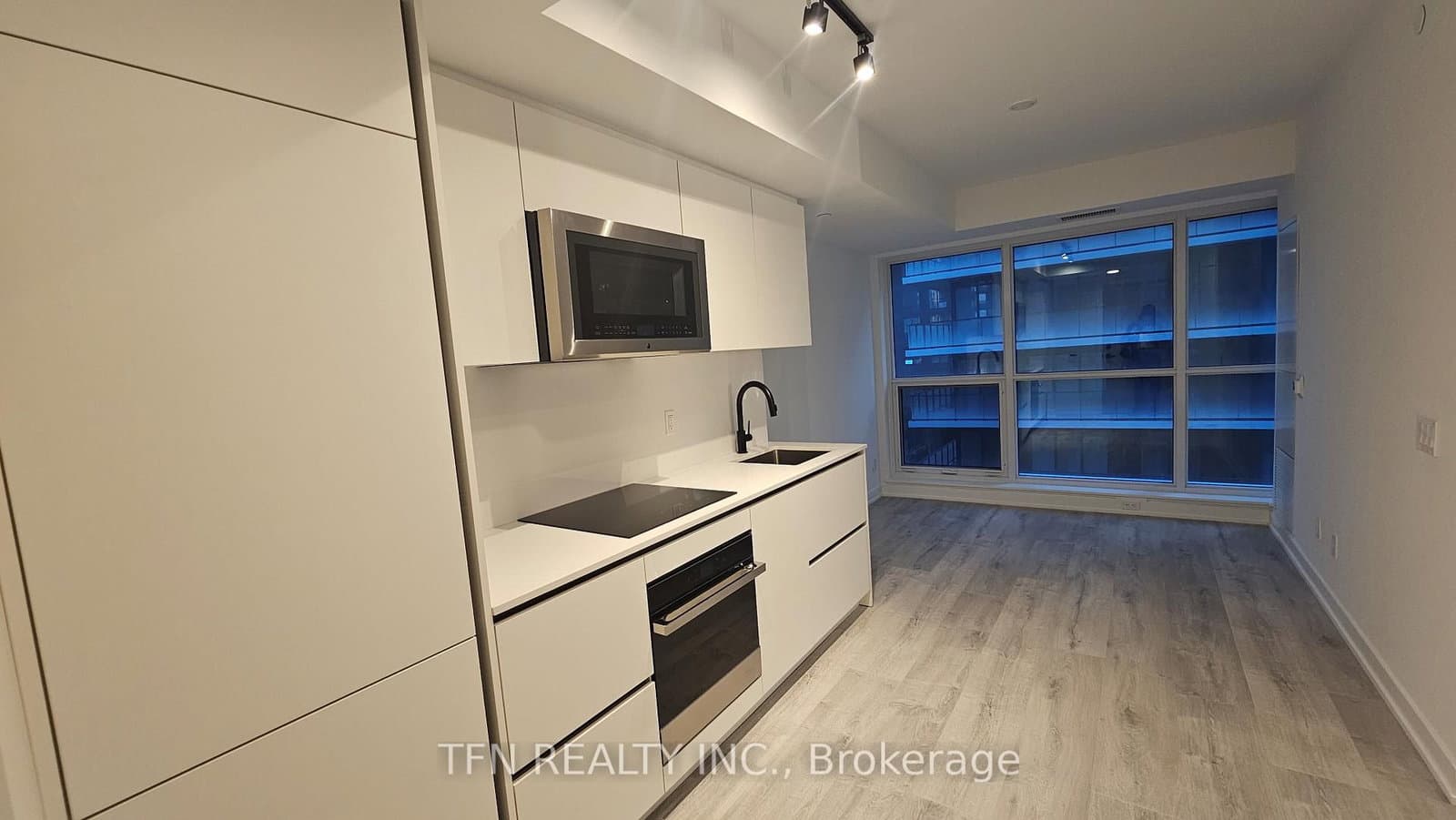 327 King Street W, Unit 1004