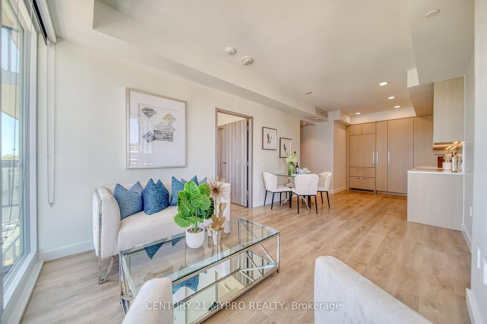 85 Mcmahon Drive, Unit 812
