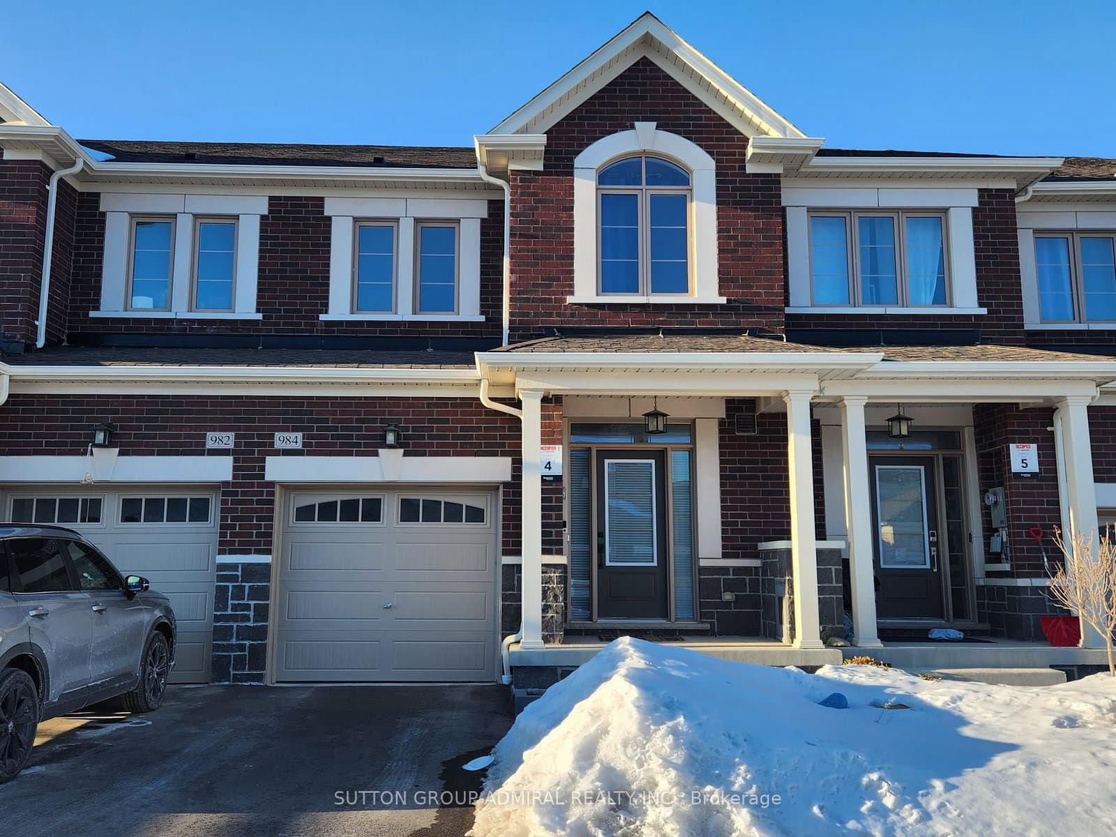 984 Crowsnest Hollow