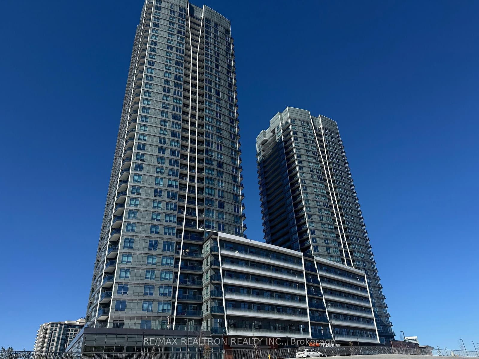 #728 - 50 Upper Mall Way
