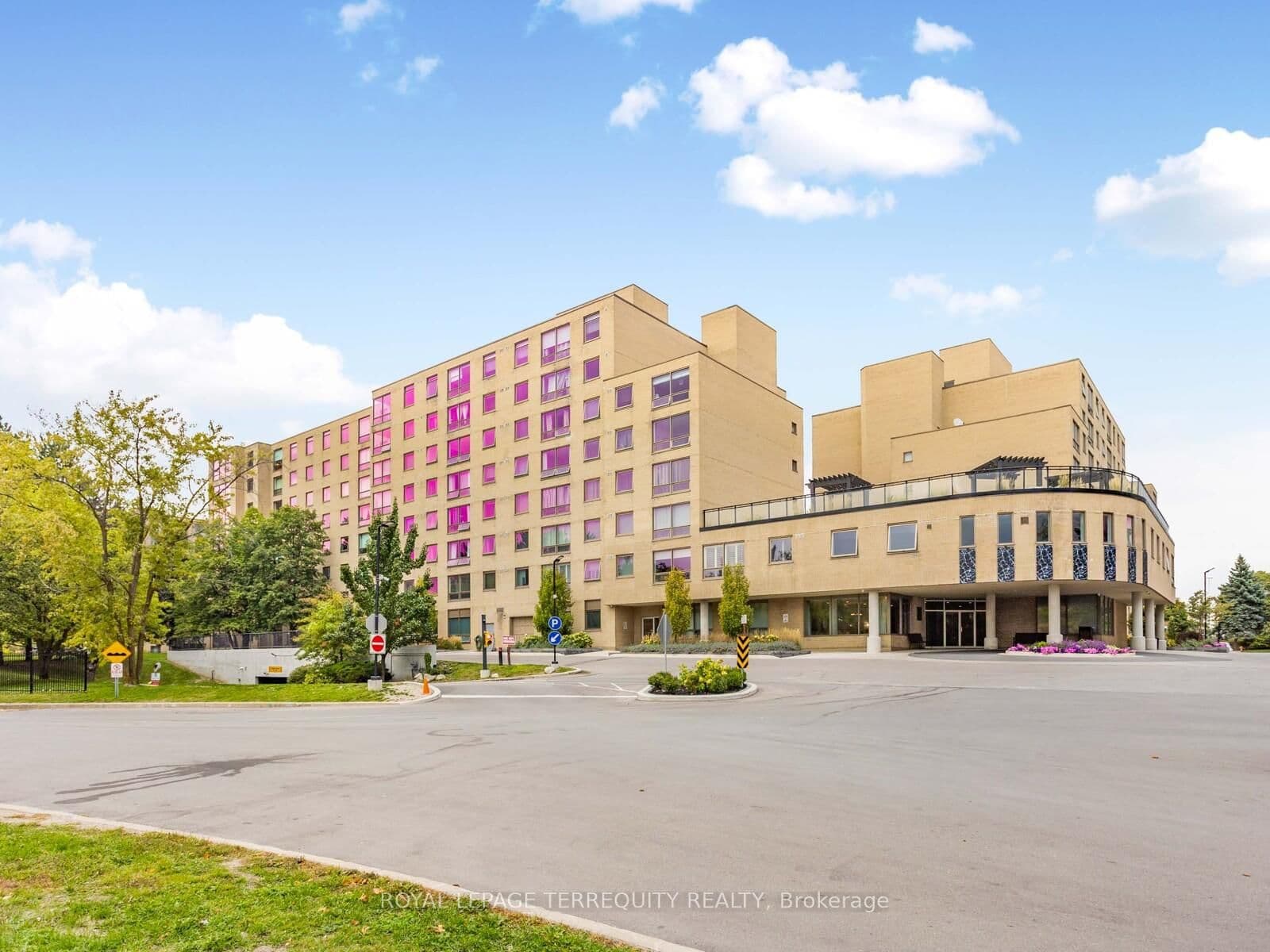 #203 - 326 Major Mackenzie Drive E