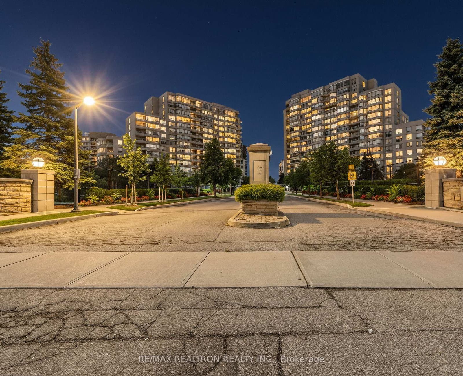 #210 - 11 Townsgate Drive