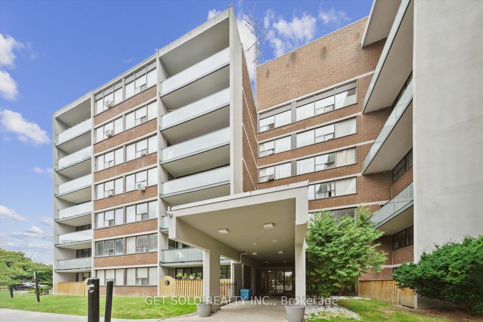 #301 - 2121 Roche Court