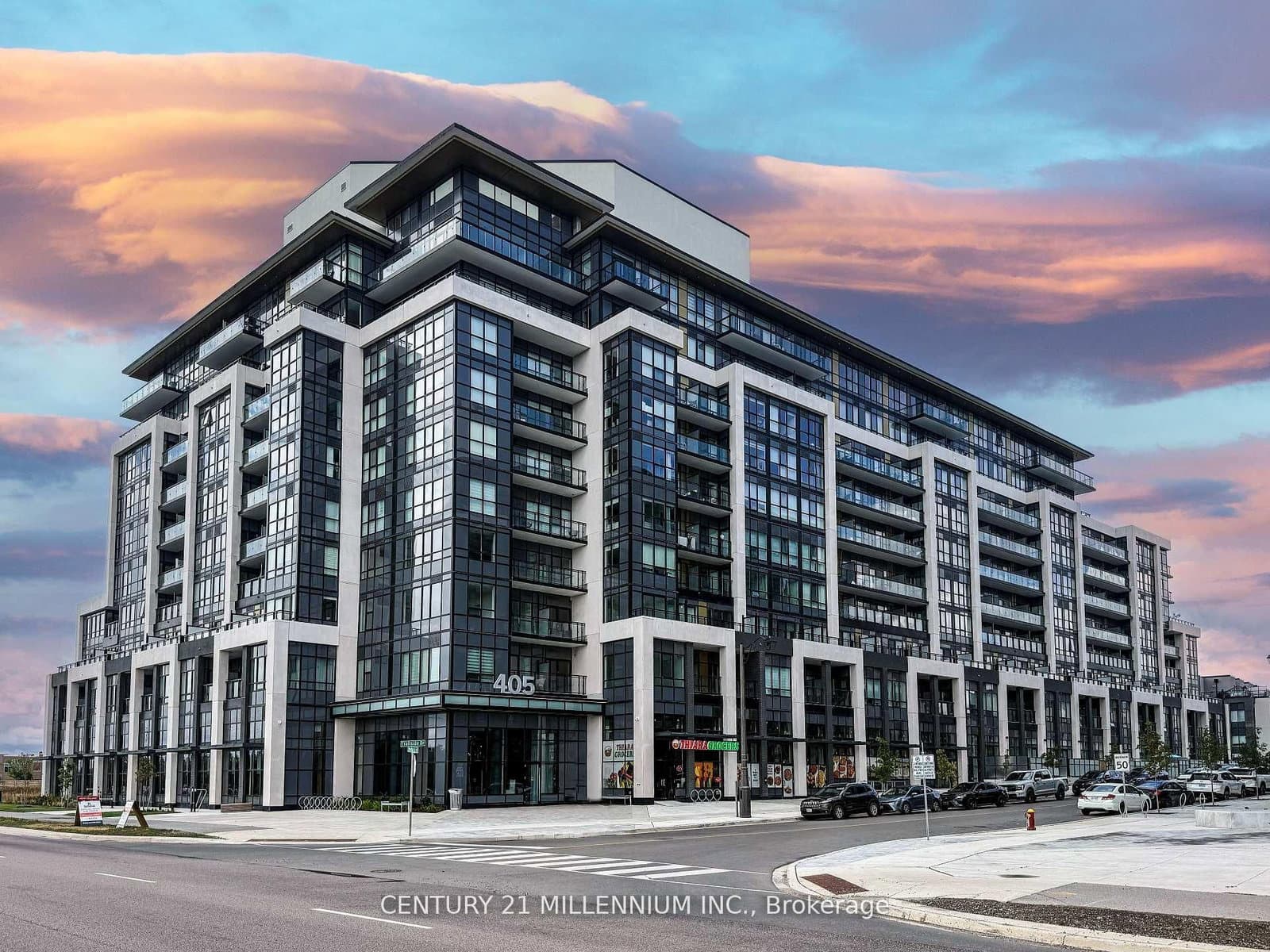 #810 - 405 Dundas Street W