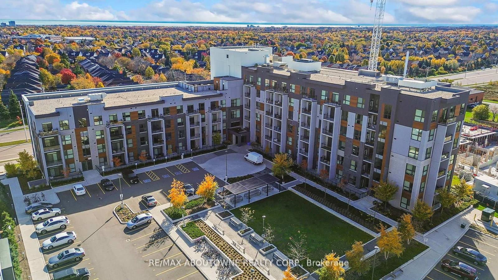 #004 - 95 Dundas Street W