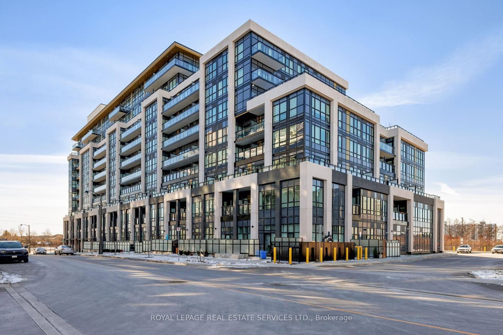 #424 - 405 Dundas Street W