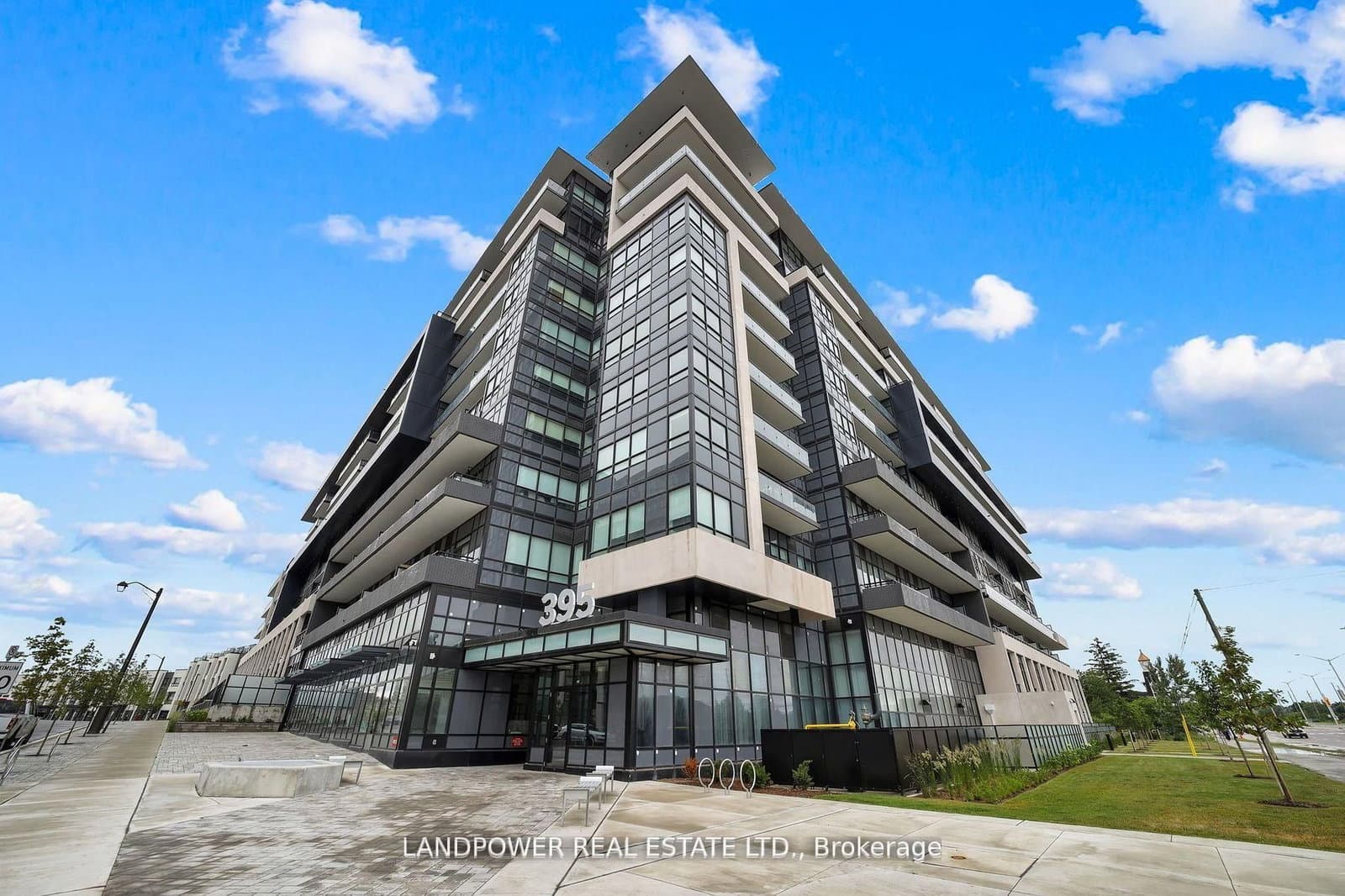#725 - 395 Dundas Street W