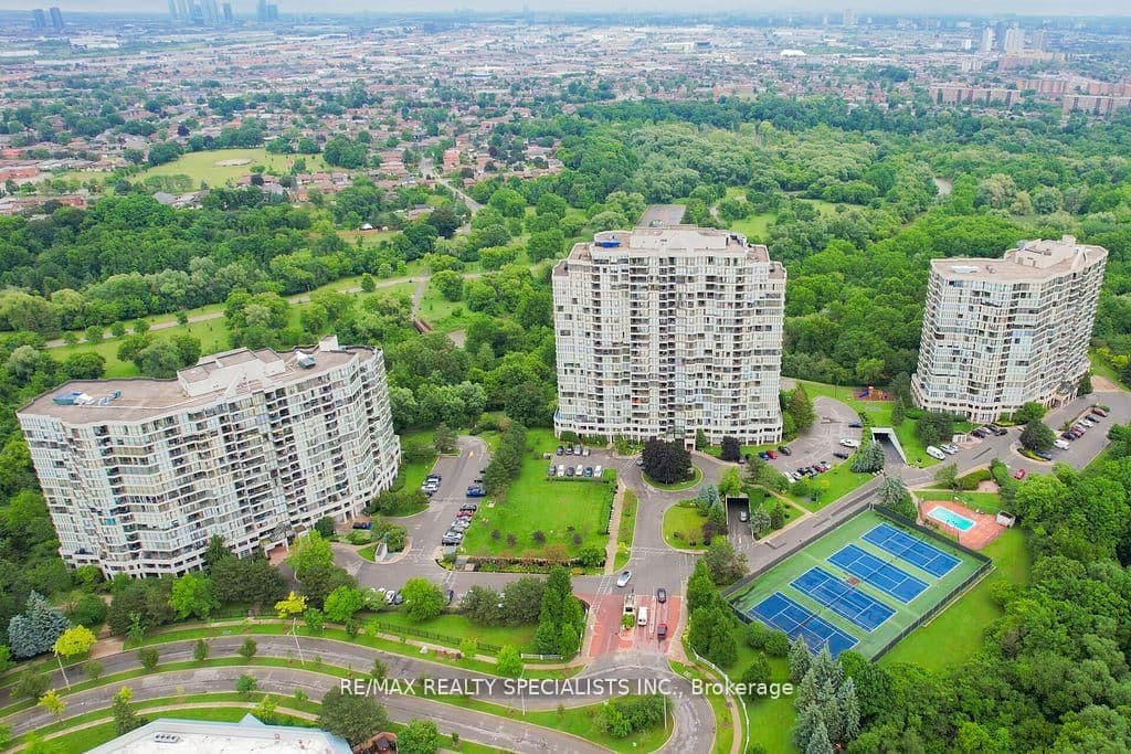 #805 - 5 Rowntree Road N
