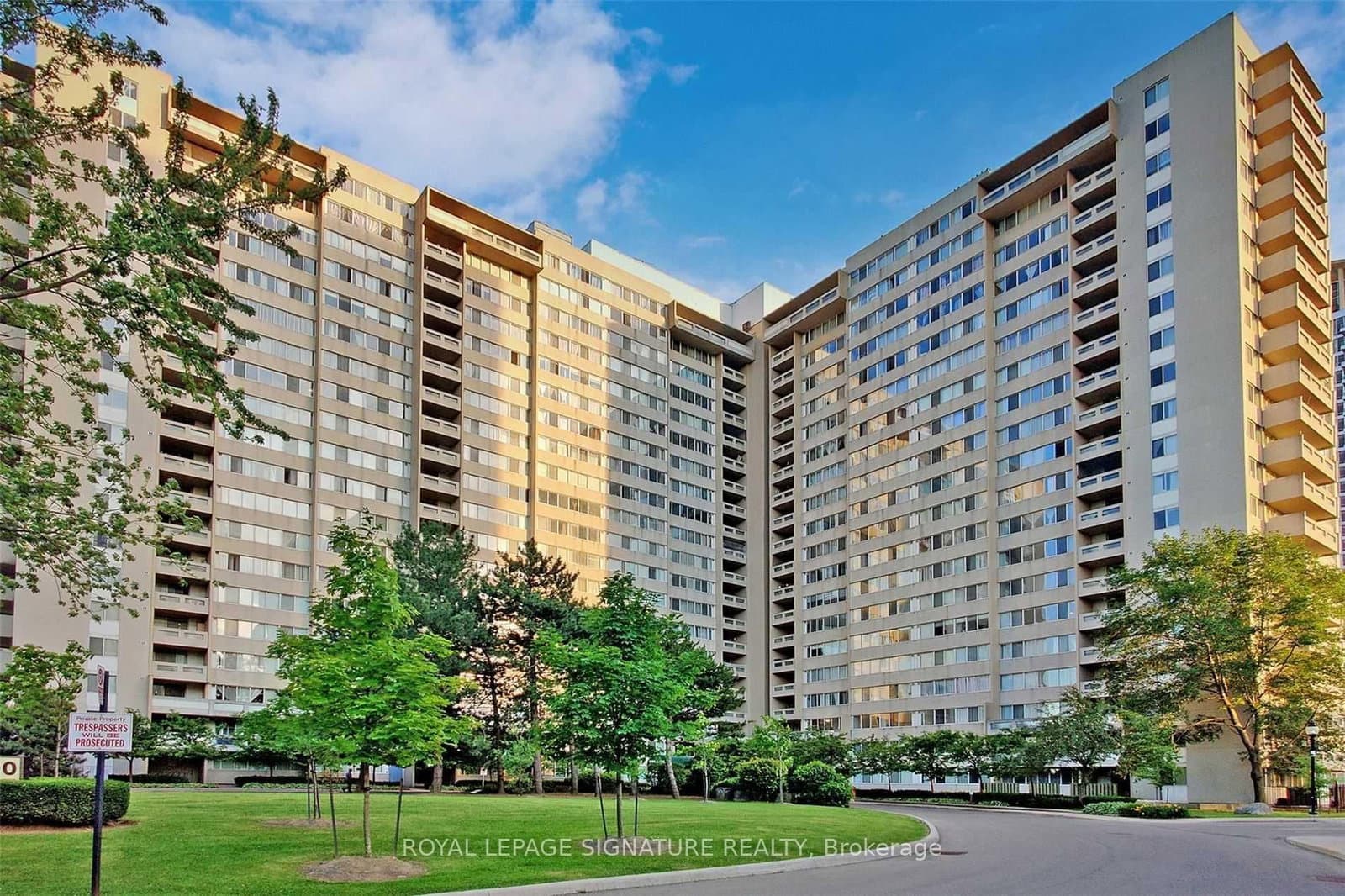 #1407 - 3590 Kaneff Crescent