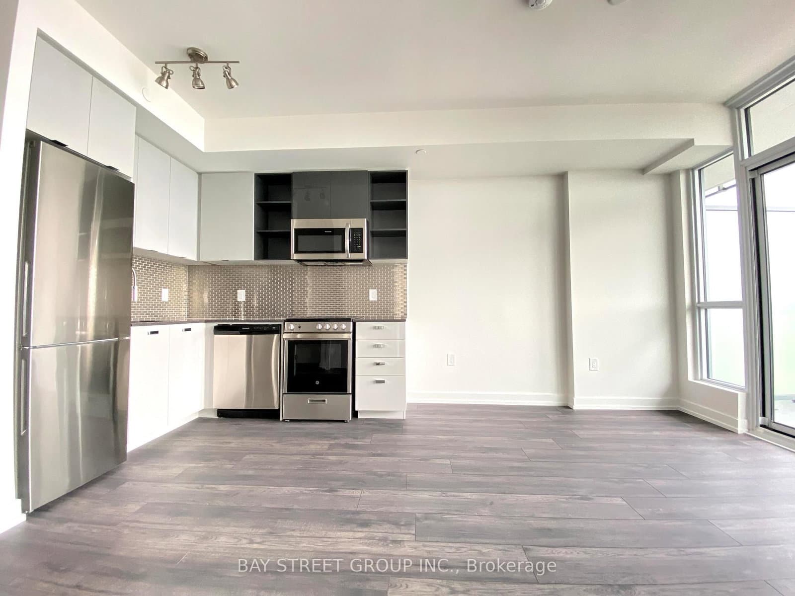 #814 - 10 De Boers Drive