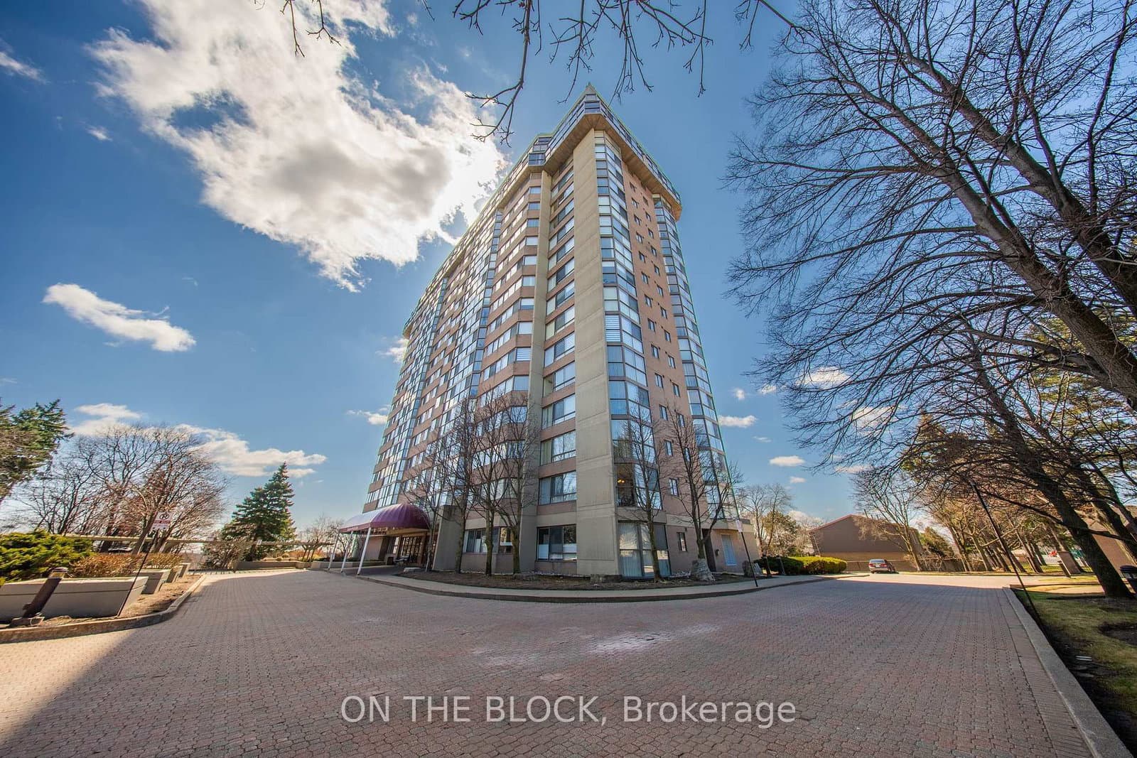 #203 - 880 Dundas Street W