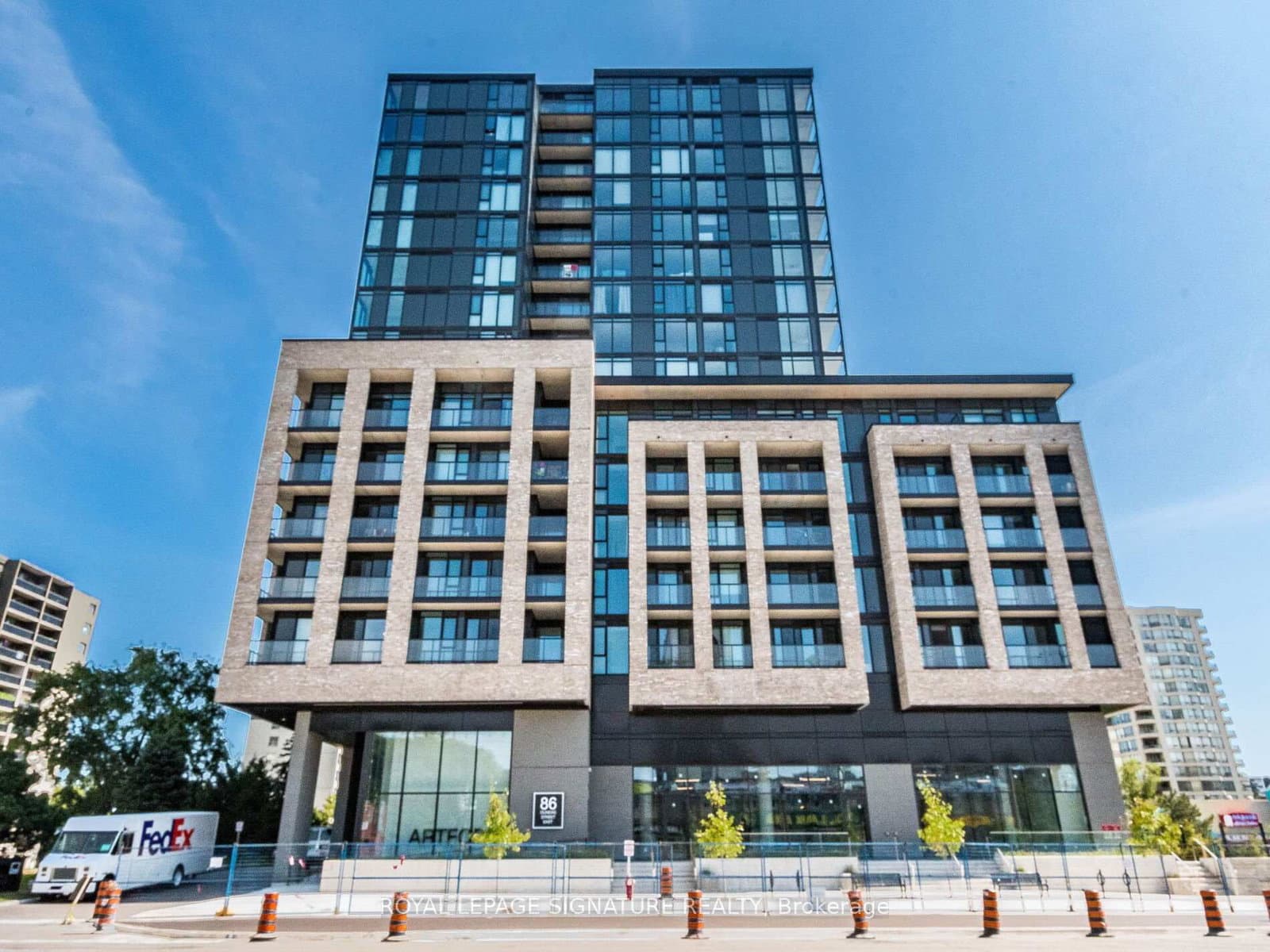 #622 - 86 Dundas Street E