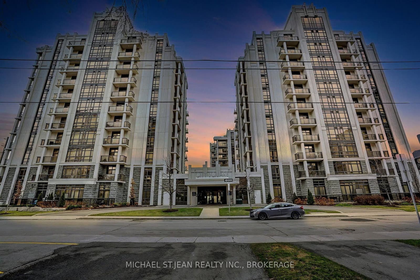 85 Robinson Street, Unit 702