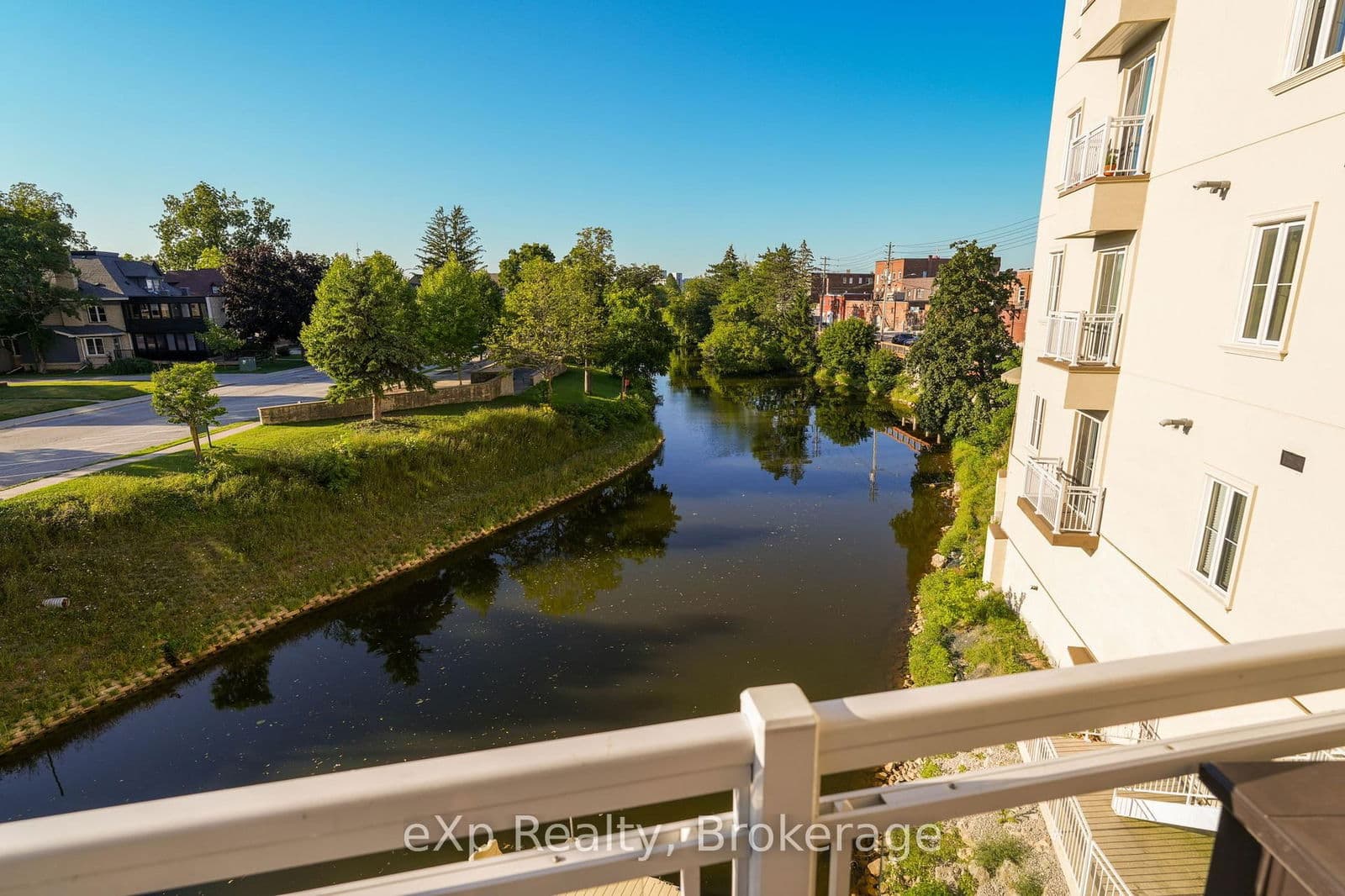 #203 - 80 9th Street E