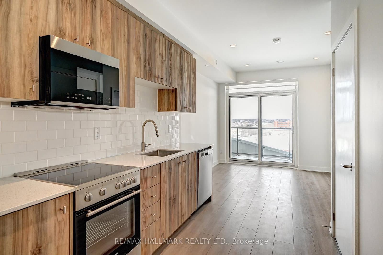 #705 - 25 Wellington Street S