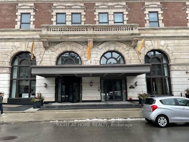 #1015 - 118 King Street E