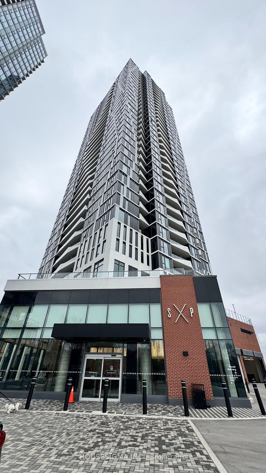 #806 - 25 Wellington Street S
