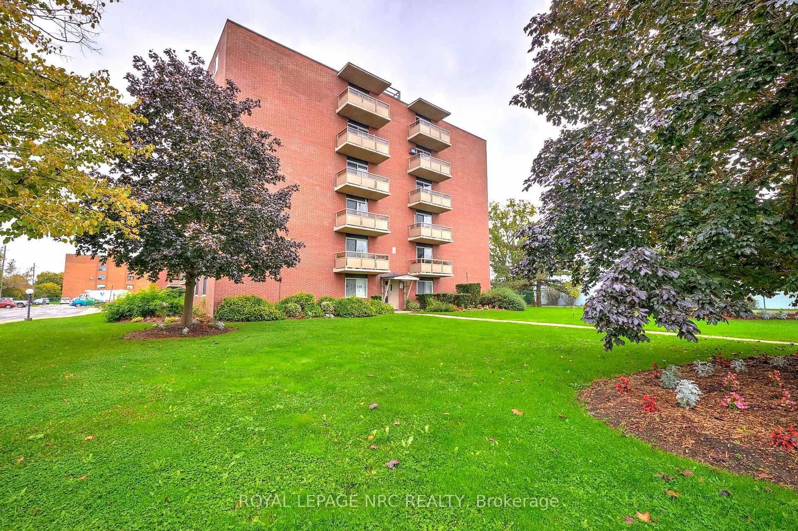 #209 - 264 GRANTHAM Avenue
