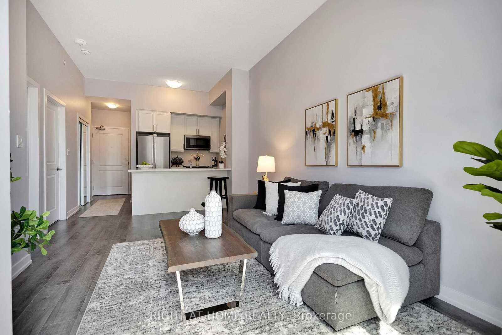 #519 - 470 Dundas Street E